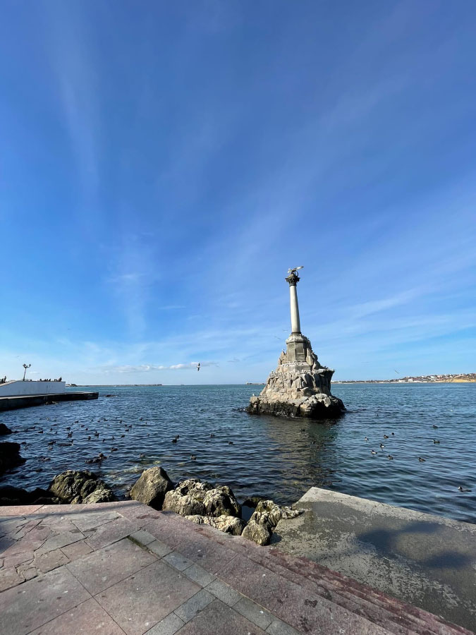 Памятник затопленным кораблям в Севастополе 